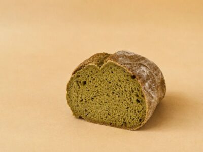 Leon The Baker presenta su nueva hogaza funcional con matcha y espirulina