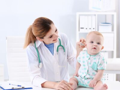 Cinco consejos para prevenir las otitis infantiles durante el verano