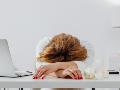 Dr. Alexander Bilbao sobre el Síndrome de burnout: «Existen ciertos signos de alarma como no poder dejar el trabajo en la oficina, que el fin de semana no sea reparador o que, incluso, unas vacaciones no permitan desconectar del trabajo»