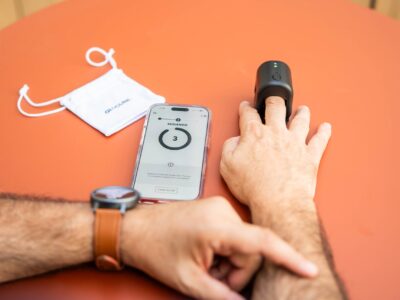 Las personas con diabetes ya pueden medir su glucosa sin pincharse: primer dispositivo con certificado UE