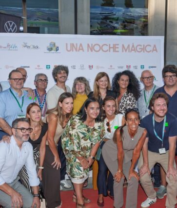 Más de un centenar de pacientes y familiares del Hospital Universitario Virgen de las Nieves disfrutan de una proyección especial de ‘Tres de más’