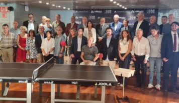 Almeida apadrina la Fundación Red Parkinson y se compromete a buscar espacios para practicar tenis de mesa