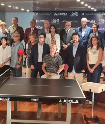Almeida apadrina la Fundación Red Parkinson y se compromete a buscar espacios para practicar tenis de mesa