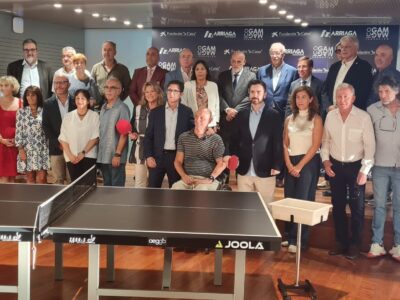 Almeida apadrina la Fundación Red Parkinson y se compromete a buscar espacios para practicar tenis de mesa