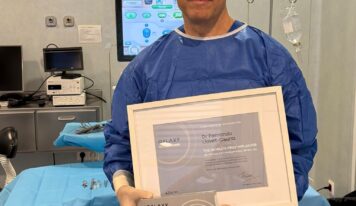 El doctor Fernando Llovet implanta en Valencia la primera lente RayOne Galaxy Hydrophobic del mundo