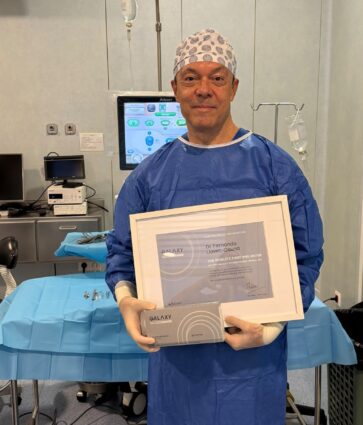 El doctor Fernando Llovet implanta en Valencia la primera lente RayOne Galaxy Hydrophobic del mundo